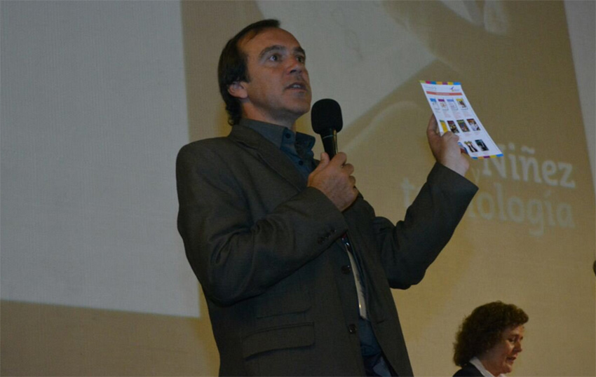 Se presenta Por Escrito: “Cuando un adulto compra un artefacto, está comprando el acceso a un mundo determinado”