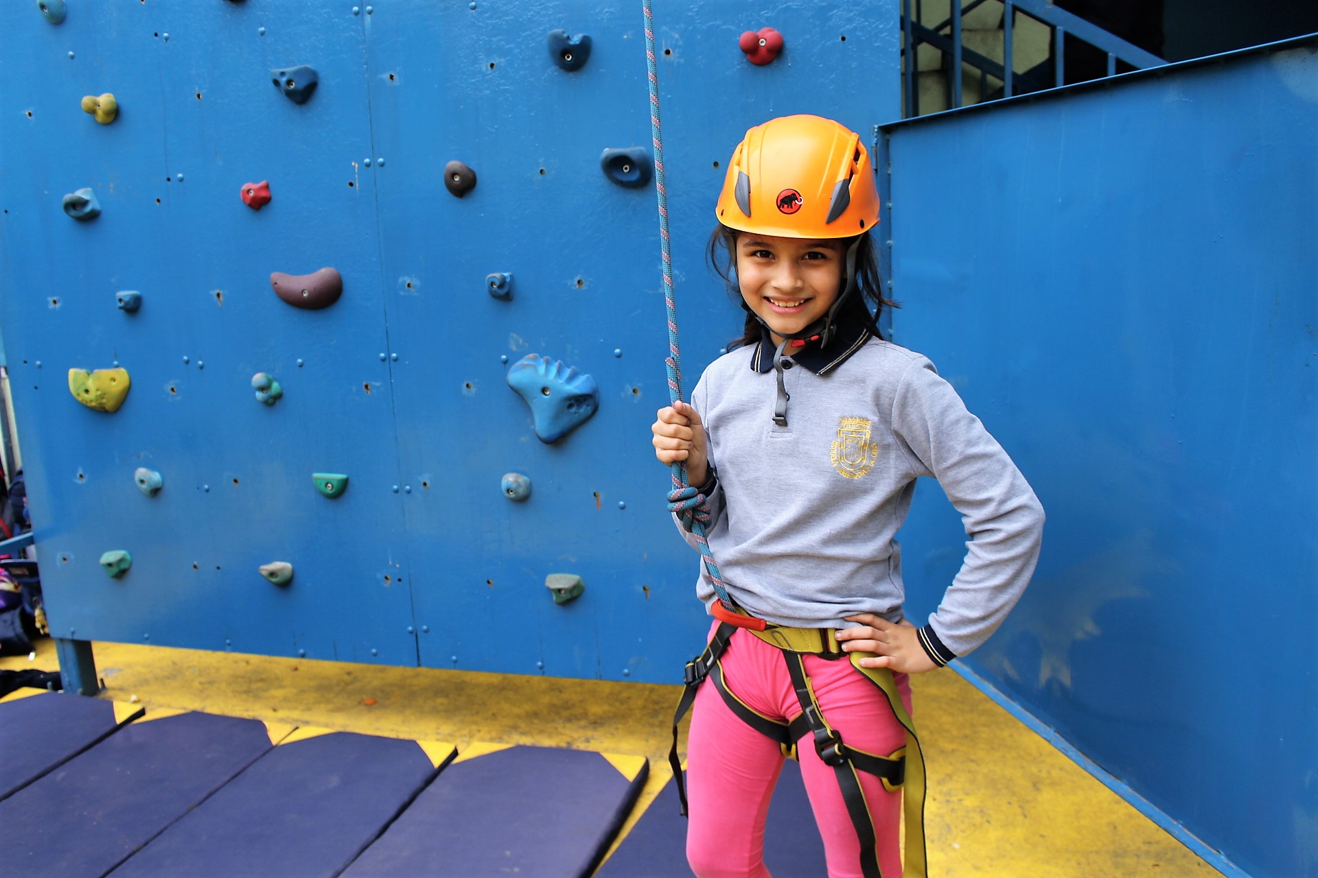 Muro para escalar y clases de zumba en una escuela de Santiago