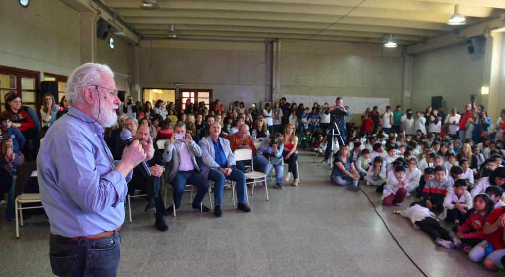 Que la escuela reemplace a las aulas por talleres y salas de laboratorio