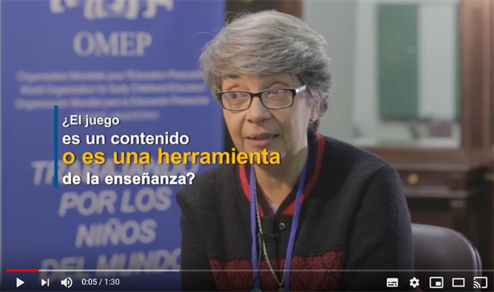 El docente propone el juego, pero también observa y se conmueve